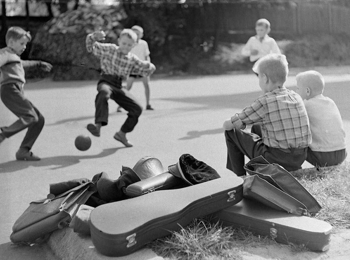 Во что играли 90. Мальчишки на улице. Вышибалы советское детство. Старинные дворовые игры. Советские дети на улице.
